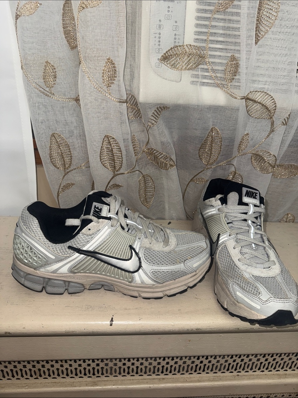 Nike Vomero 5’s Women Silver and Oink Athletic Running Shoes